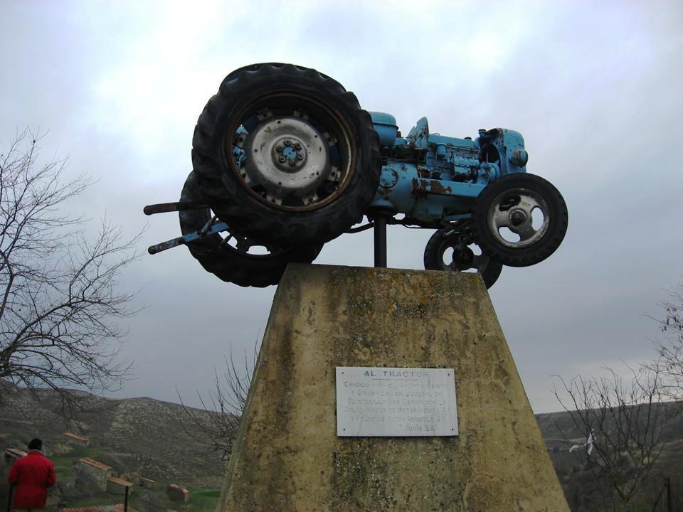 MONUMENTO AL TRACTOR